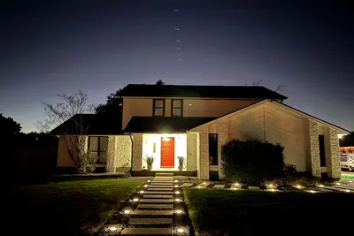 Image de Awesome remodeled home with a movie room and a massive backyard with a firepit