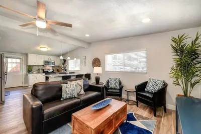 Image de Fun West-Sac Home Near the River With Hot Tub