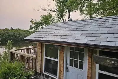 Image de Tiny rustic home next to the Mississippi