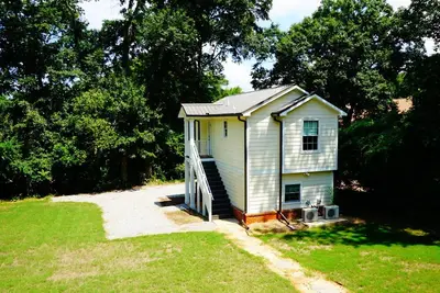 Image de Close to Uga - 1 mile to Sanford Stadium & 2 blocks to Foley Field