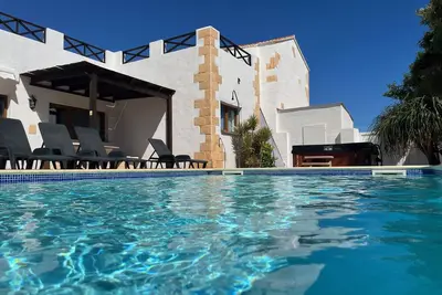 Image de Large Home, Private Heated Pool and Hot-tub, In a Quiet Central Location