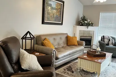 Image de Budget-friendly, family-oriented home. Minutes from Main Attractions!