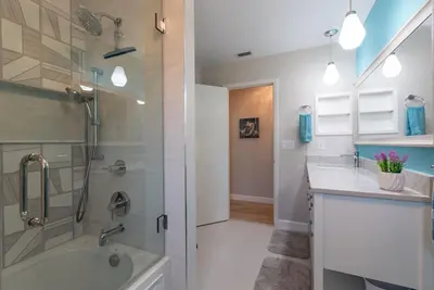 Image de Gorgeous Remodeled Near Nokomis Beach Survived Hurricane - Can We Help?
