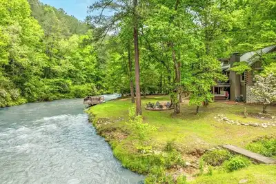 Image de The Grande Lodge- Riverfront, Fiber, HotTub, Fish, DogOK, Game Room, Movie Room