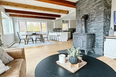 Image de Prime Location w/Hot Tub! Gut Renovated 4 Bedroom Home!