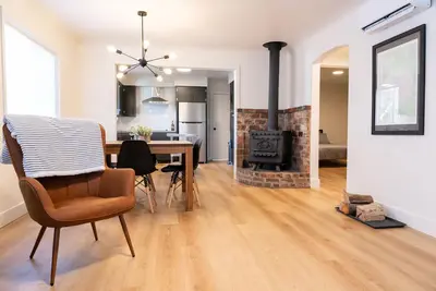 Image de Stunning Modern Downtown House w/ Wood Stove + Hot Tub