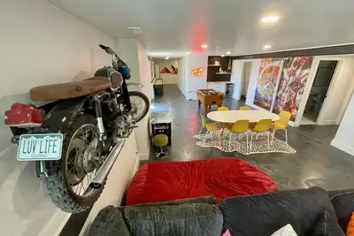 Image de Lrg Home + Caboose add on option + Sleeps 20 + Hot Tub + Backyard Oasis