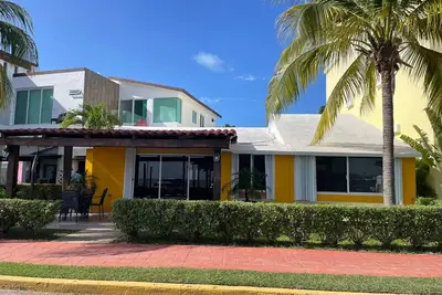 Image de Lakefont house in hotel zone