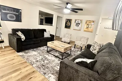 Image de Stay just a short walk -0. 3- miles from Lambeau!
