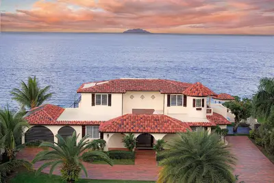 Image de Crash Boat Villa by the Sea\nComplete w\/ resort pool, swim up bar, and Hot Tub!