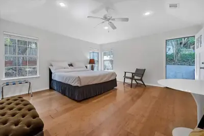 Image de East Side Studio with Private Yard and Kitchenette