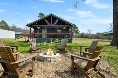 Image de Twin Oaks Cabin sleep 6, 2 Br, 1 K 2 Q, 3 Bath, Hot Tub Fire Pit Grill big yard