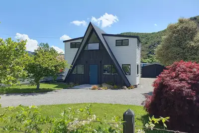 Image de Just 3 minutes walk from the marina this Family getaway also has a Games room!