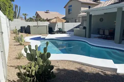 Image de Free Heated Pool! No pet fee! ! Electric vehicle charger in garage.