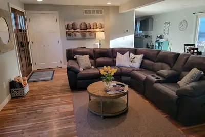 Image de Charming remodeled 4-Bedroom home with fire pit