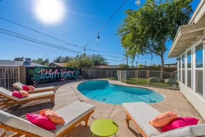 Image de *5 Min to Old Town | Huge Backyard! | Golf 3 Min*