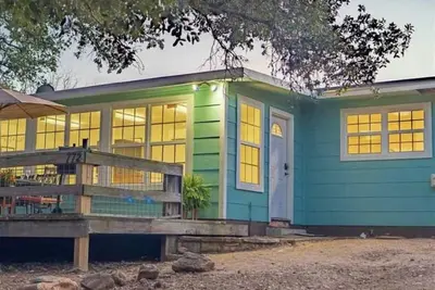 Image de Enjoy our speakeasy at our 2 bedroom cottage!