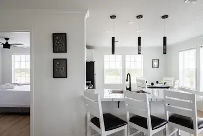 Image de Luxury Home, King Suite, Pet Friendly, Games, Tiki Bar!