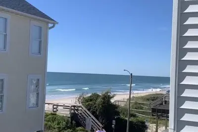 Image de Not quite ocean front, but almost! Just a few steps to the sand! Pet friendly.