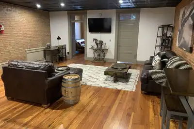 Image de New “Bourbon on the Square” Downtown Rustic Loft