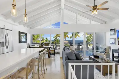 Image de Ocean Front Villa with endless Views, golf cart, paddle boards, kayak and bikes