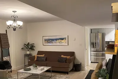 Image de Garden level 2 bedroom across from beautiful park area