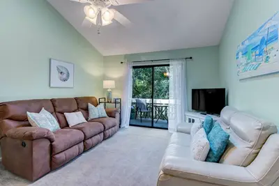 Image de Dog Friendly! This bright and fresh, newly appointed two bedroom one bath condo!