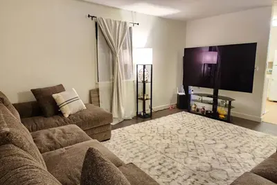 Image de Private entire 2-bedroom house with cozy backyard & patio close to 4 Downtowns