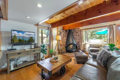 Image de Gorgeous & Spacious North Lake Tahoe Cabin with 2 family rooms!