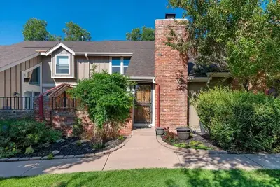 Image de Newly Renovated Two-Story Townhouse w/Two Car Garage Close to the Mountains