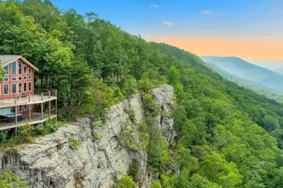 Image de Stone Ledge Refuge with private hot tub!