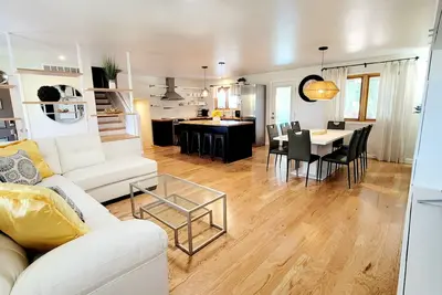 Image de Lake View Oasis with Hot Tub; Near Shops, dining, gas! Across from Park w\/Lake