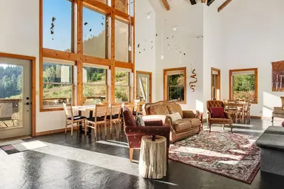 Image de Ski-in/ski-out home with mountain-view balcony, multiple living areas, & W/D