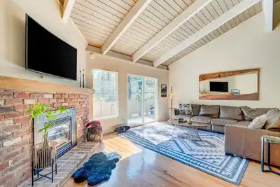 Image de Two-story mountain-view condo with balcony, fireplace & pool - dog-friendly