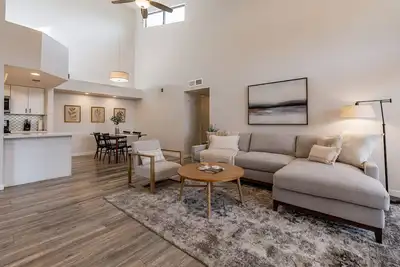 Image de New Contemporary 2br/2ba w/ 2 Kings in Old Town