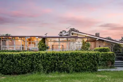 Image de Mars: Explore Starlink with Luxe Farmhouse Getaway