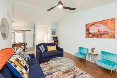 Image de Loaded Golf Course Townhouse in Vibrant Community