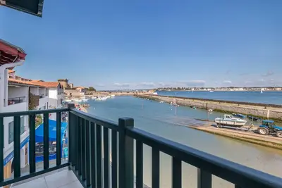 Image de Vacances les pieds dans l'eau avec vue port et montagnes, garage privé