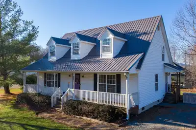 Petes Alpine Retreat - pet friendly Seven Devils home close to ziplining, snow tubing
