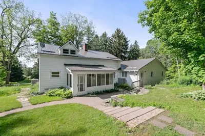 Image de Cozy Getaway in Colborne with great Hiking trails in 95 Acres of land