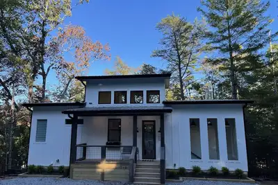 Image de Stunning New Modern Farmhouse Luxury Cabin - Aska