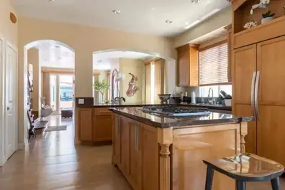 Image de Life’s a beach…house with gorgeous ocean&pier views. A few steps to the waves. , .