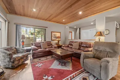 Image de Tano28 - Spacious Retreat, A/C, Gas Fireplace, Hot Tub, Ping Pong