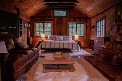 Image de Escape to another world in a renovated 130 y. o. cabin on 850 acres.