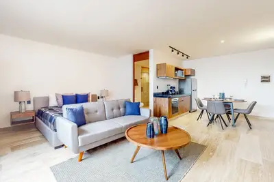 Image de Modern studio with roof lounge, pool, firepit & partial Ac - walk to bars/dining