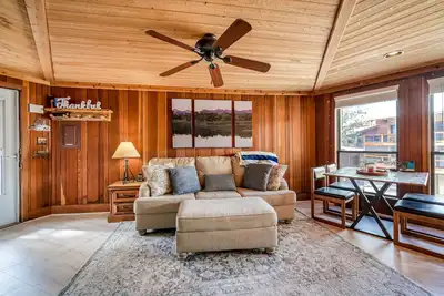 Image de Mountain-view condo with pool, fireplace, gym, games & balcony