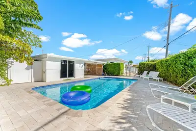 Image de Escape to our newly renovated home with a heated pool