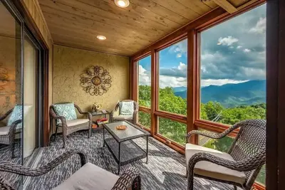 Image de Stunning 3bd near Town! Mountain Views + Pool!
