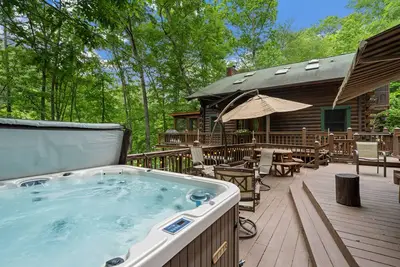 Image de Waterfront cabin with hot tub, firepit, dock, & screened porch - dog-friendly