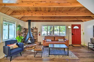 Image de 3 Mi to Lake: Sugarloaf Cabin w\/ Deck & Yard